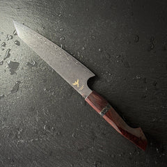 Couteau Petty à pointe biseautée, lame en acier damassé 10Cr15CoMoV, manche en bois de santal, posé sur ardoise