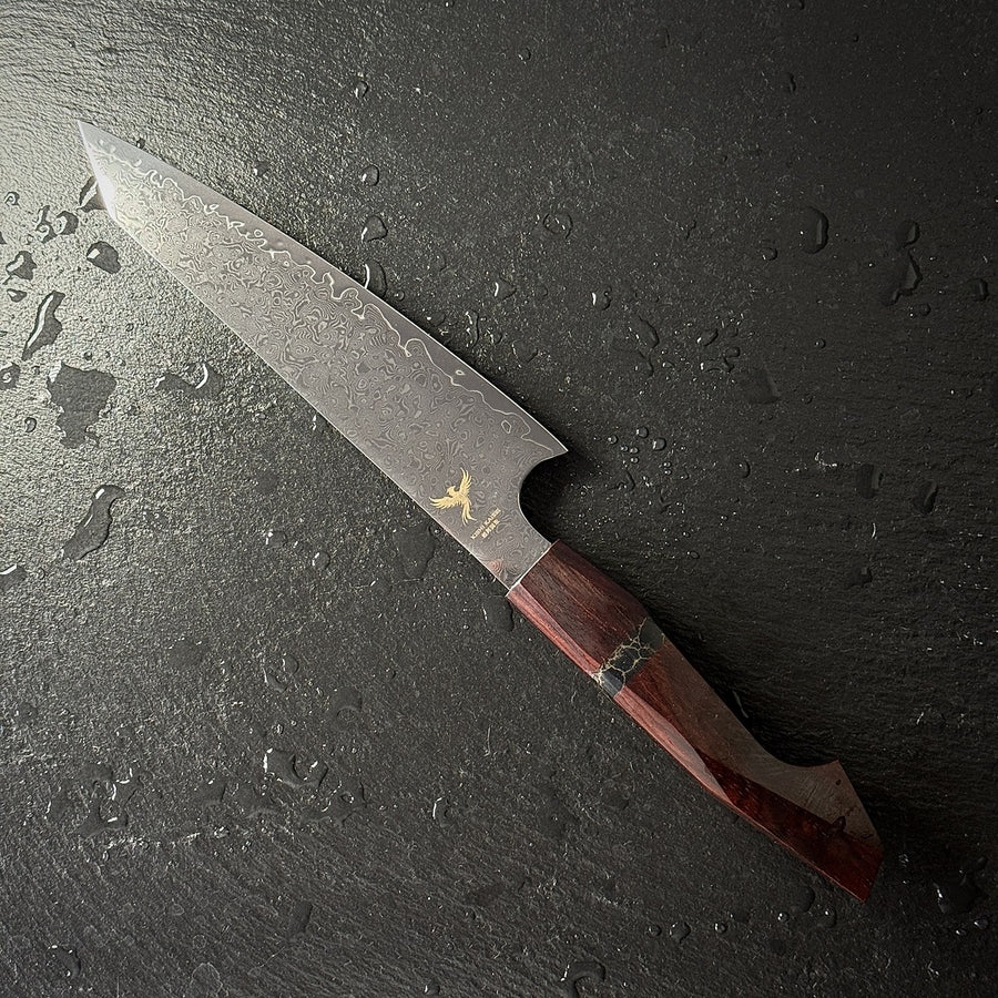 Couteau Petty à pointe biseautée, lame en acier damassé 10Cr15CoMoV, manche en bois de santal, posé sur ardoise