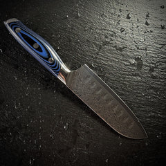 Profil complet du couteau santoku japonais, lame en acier damassé AUS-10 et manche en G10 bleu