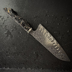 Profil complet du couteau santoku japonais, lame en acier damassé AUS-10 et manche en carbone et feuilles d'or