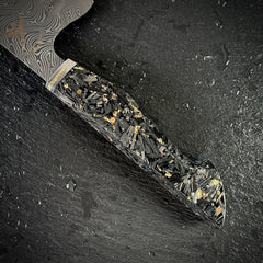 Manche en carbone et feuilles d'or du couteau santoku japonais, détail de la mitre