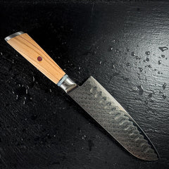Profil complet du couteau santoku japonais, lame en acier damassé AUS-10 et manche en résine et bois d'olivier