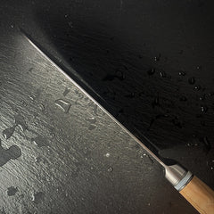 Fil de la lame du couteau santoku japonais en acier AUS-10, vue rasante