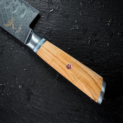 Manche en résine et bois d'olivier du couteau santoku japonais, détail de la mitre