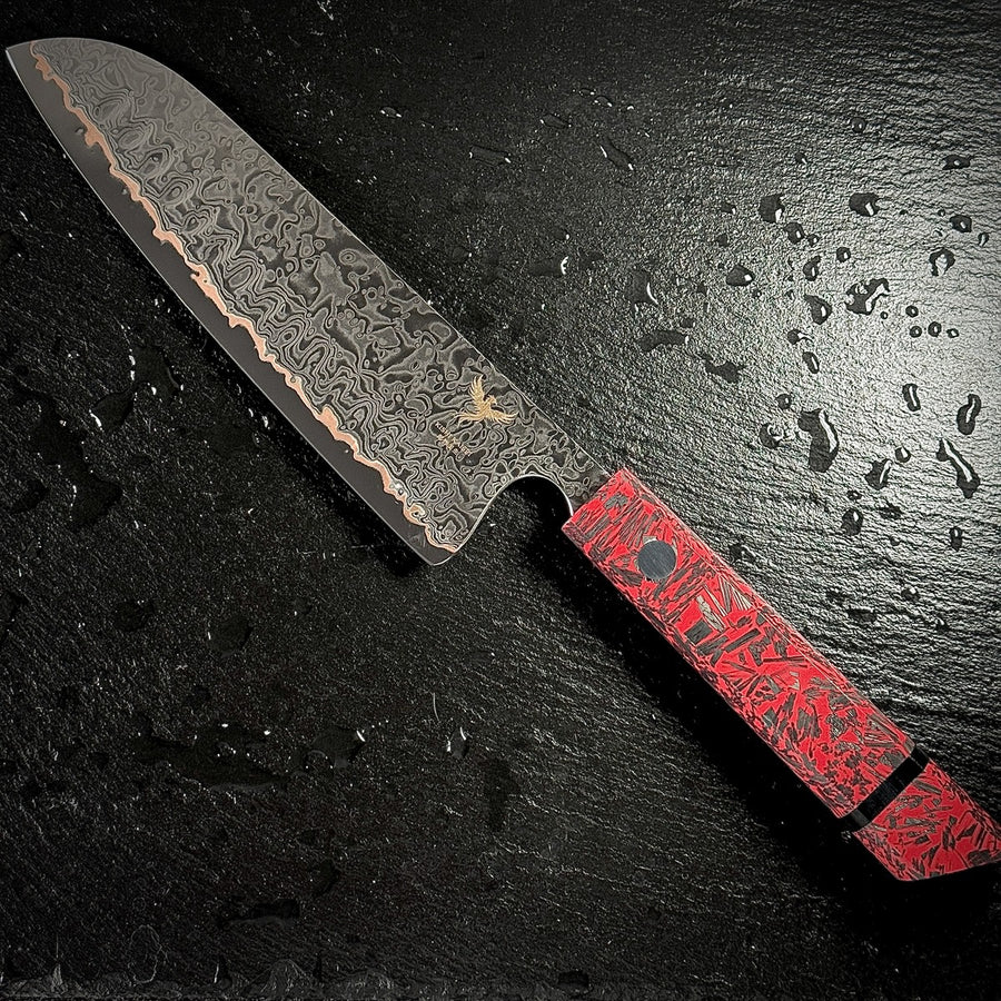 Couteau Santoku japonais, lame en acier damassé 10Cr15CoMoV, manche en résine rouge, posé sur ardoise