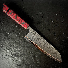 Profil complet du couteau santoku japonais, lame en acier damassé 10Cr15CoMoV et manche en résine rouge