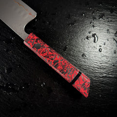 Manche en résine rouge du couteau santoku japonais, détail de la mitre