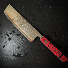 Couteau Nakiri japonais, lame en acier damassé 10Cr15CoMoV, manche en résine rouge, posé sur ardoise