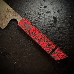 Manche en résine rouge du couteau nakiri japonais, détail de la mitre