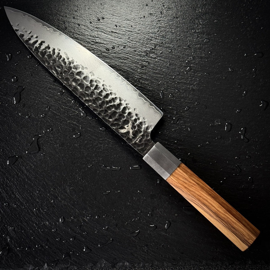 Couteau Gyuto japonais, lame en acier AUS-10, manche en bois d'olivier, posé sur ardoise