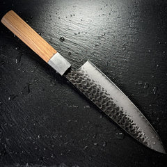 Profil complet du couteau gyuto japonais, lame en acier AUS-10 et manche en bois d'olivier