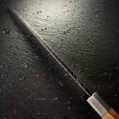 Fil de la lame du couteau gyuto japonais en acier AUS-10, vue rasante