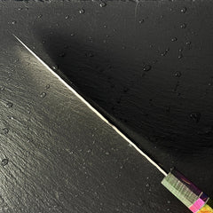 Fil de la lame du couteau gyuto japonais en acier AUS-10, vue rasante