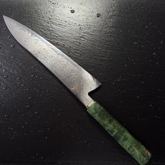 Couteau Gyuto japonais, lame en acier damassé 10Cr15CoMoV, manche en bois solidifié vert, posé sur ardoise