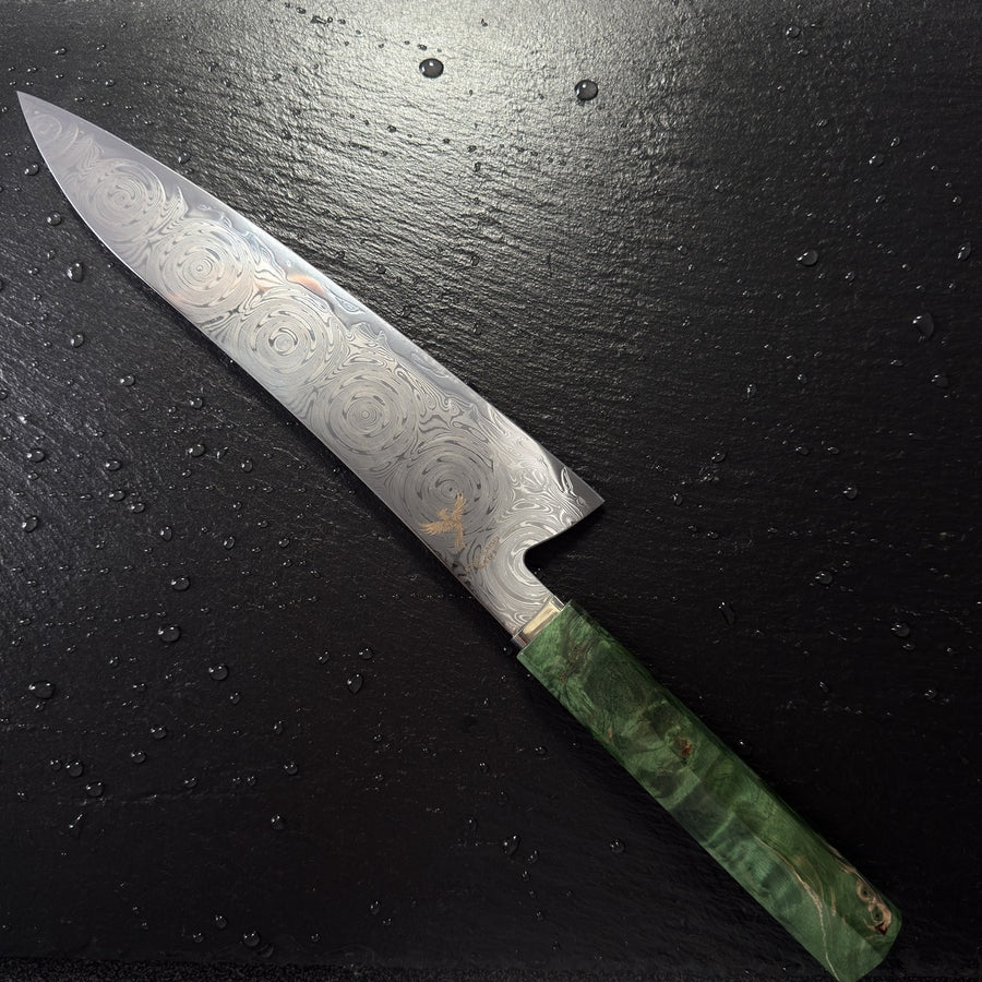 Couteau Gyuto japonais, lame en acier damassé 10Cr15CoMoV, manche en bois solidifié vert, posé sur ardoise