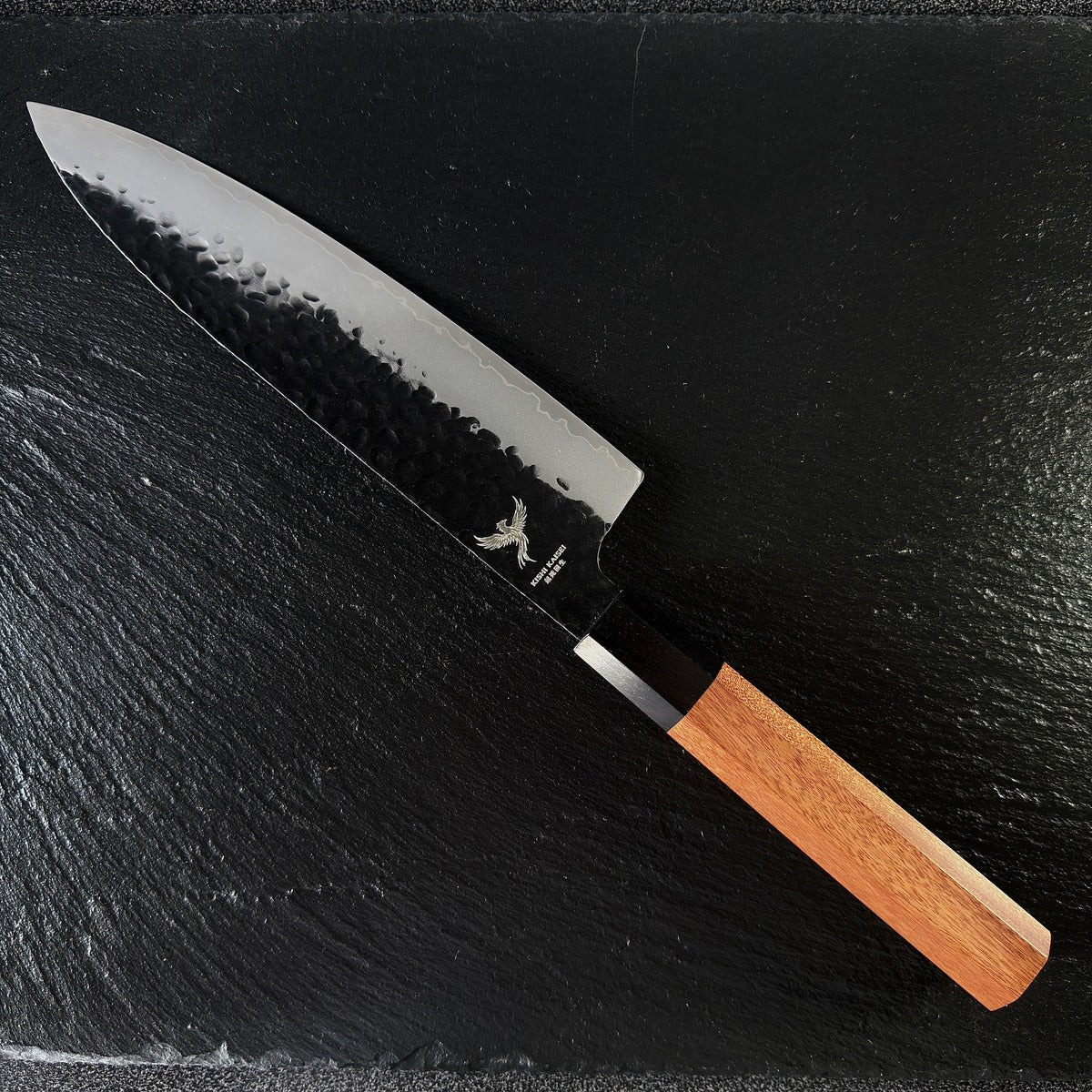 Couteau Gyuto japonais, lame en acier AUS-10, manche en bois Mkuruti, posé sur ardoise