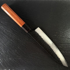 Profil complet du couteau gyuto japonais, lame en acier AUS-10 et manche en bois Mkuruti