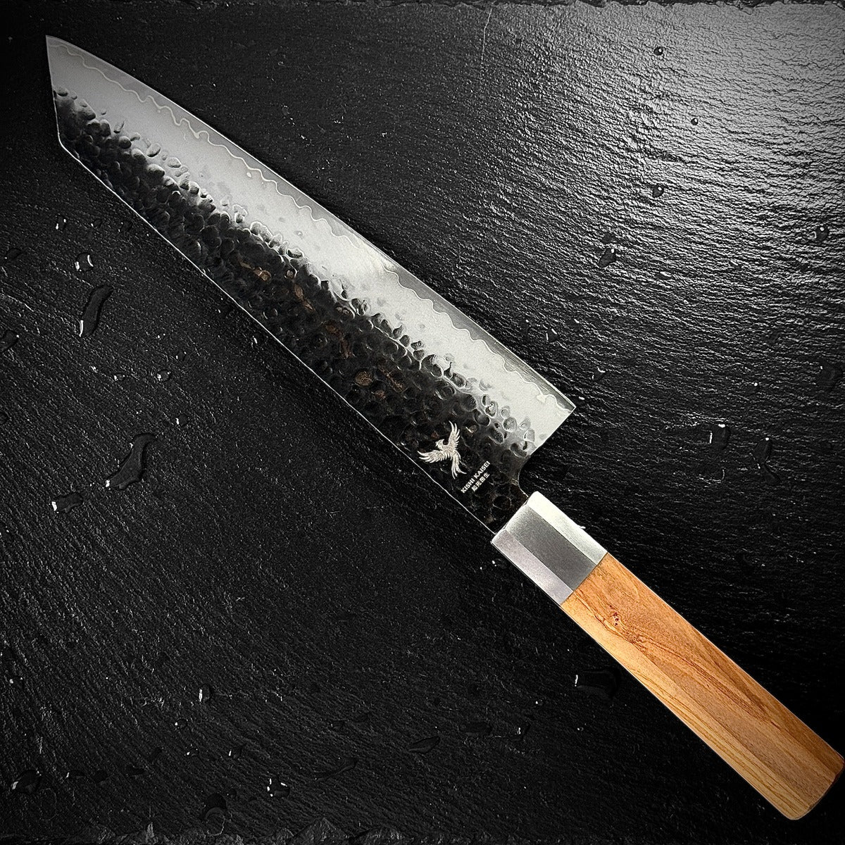 Couteau Kiritsuke japonais, lame en acier AUS-10, manche en bois d'olivier, posé sur ardoise