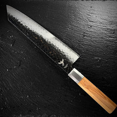 Couteau Kiritsuke japonais, lame en acier AUS-10, manche en bois d'olivier, posé sur ardoise