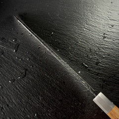 Fil de la lame du couteau kiritsuke japonais en acier AUS-10, vue rasante