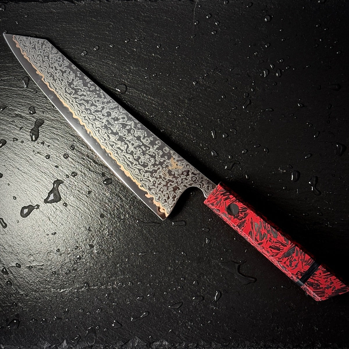 Couteau Kiritsuke japonais, lame en acier damassé 10Cr15CoMoV, manche en résine rouge, posé sur ardoise