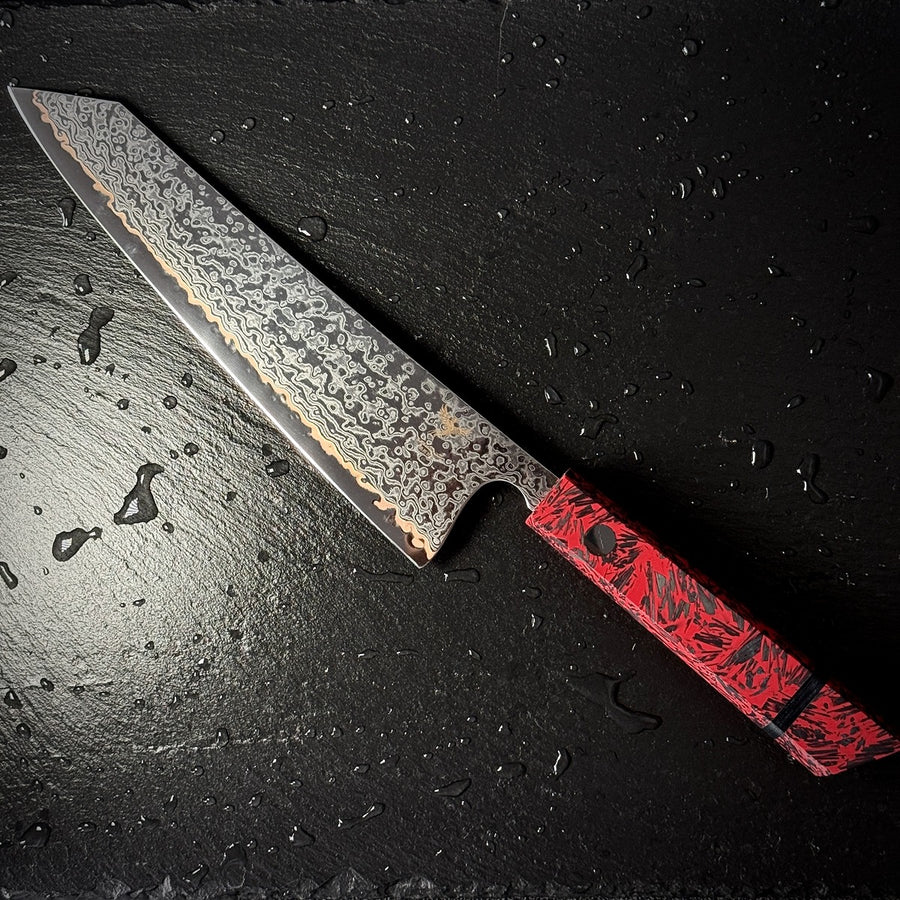 Couteau Kiritsuke japonais, lame en acier damassé 10Cr15CoMoV, manche en résine rouge, posé sur ardoise