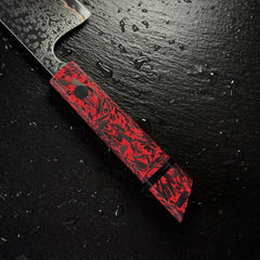 Manche en résine rouge du couteau kiritsuke japonais, détail de la mitre