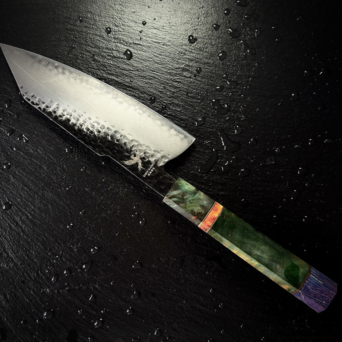 Couteau Kiritsuke japonais, lame en acier AUS-10, manche en bois solidifié, posé sur ardoise