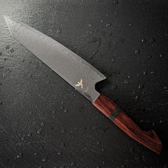 Couteau Kiritsuke japonais, lame en acier damassé 10Cr15CoMoV, manche en bois de santal, posé sur ardoise