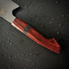 Manche en bois de santal du couteau kiritsuke japonais, détail de la mitre