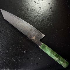 Couteau Kiritsuke japonais, lame en acier damassé 10Cr15CoMoV, manche en bois solidifié vert, posé sur ardoise