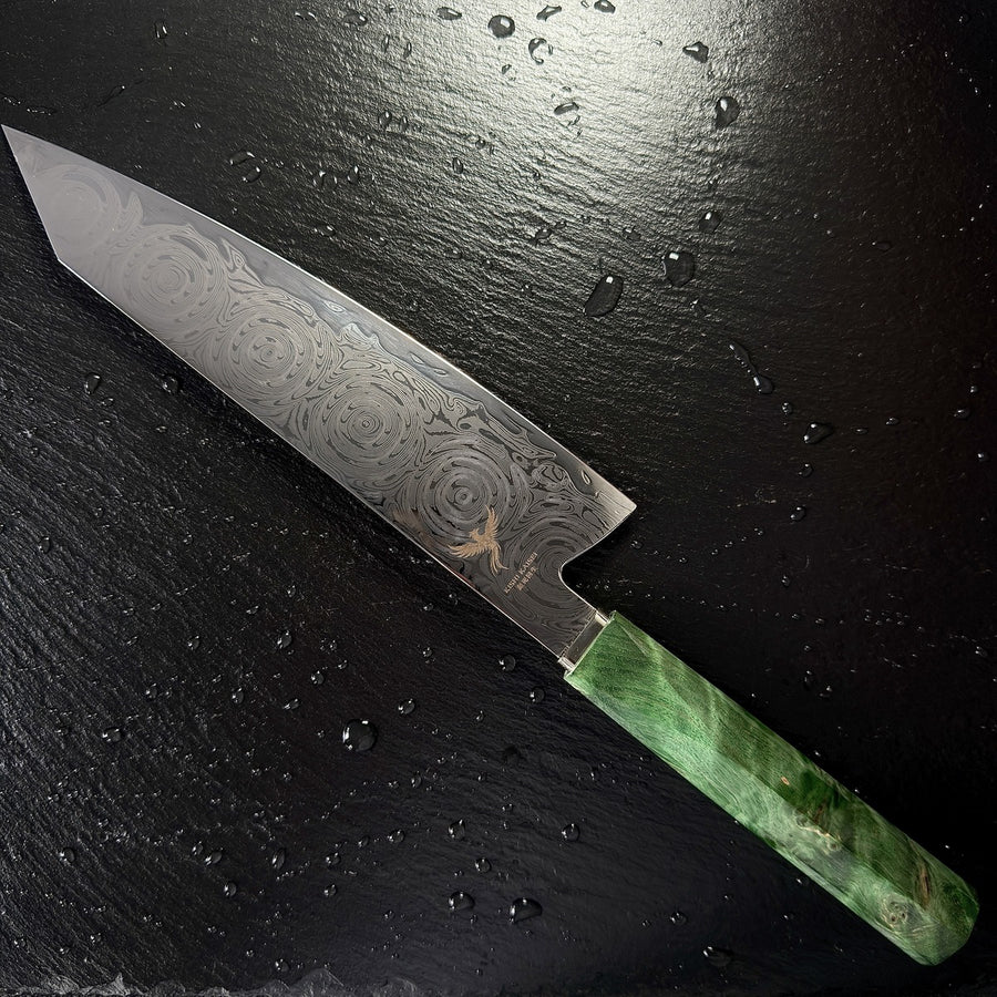 Couteau Kiritsuke japonais, lame en acier damassé 10Cr15CoMoV, manche en bois solidifié vert, posé sur ardoise