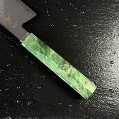 Manche en bois solidifié vert du couteau kiritsuke japonais, détail de la mitre