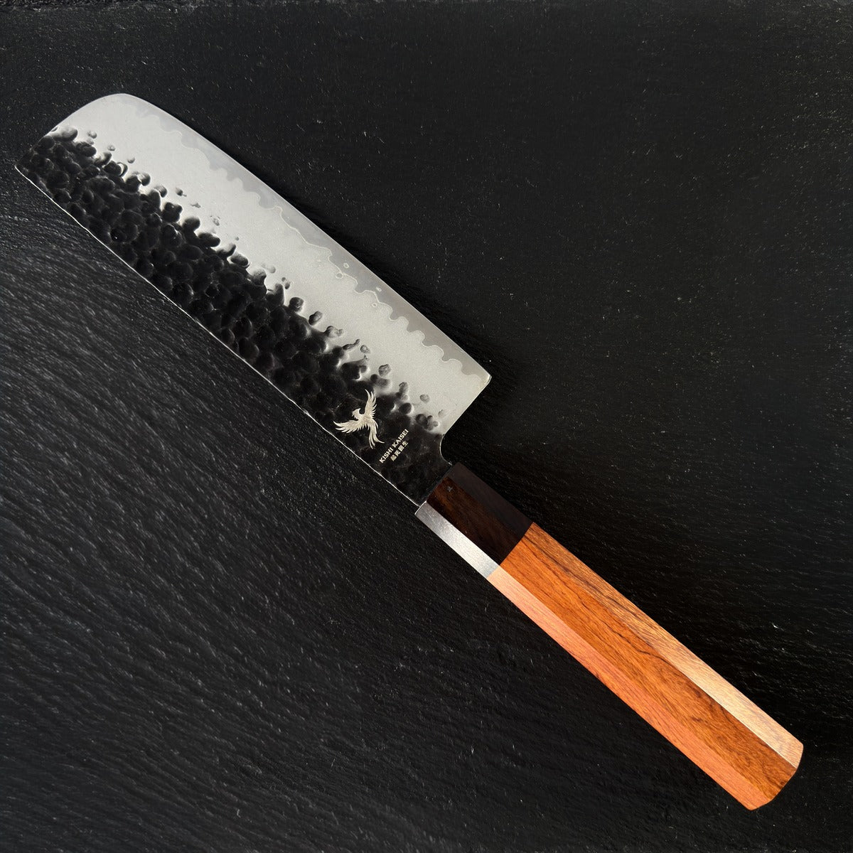 Couteau Nakiri japonais, lame en acier AUS-10, manche en bois Mkuruti, posé sur ardoise
