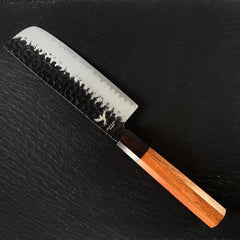 Couteau Nakiri japonais, lame en acier AUS-10, manche en bois Mkuruti, posé sur ardoise
