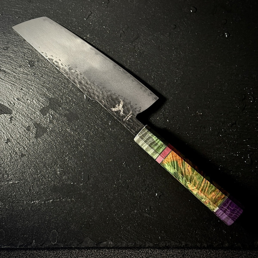 Couteau Nakiri japonais, lame en acier AUS-10, manche en bois solidifié, posé sur ardoise