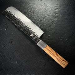 Couteau Nakiri japonais, lame en acier AUS-10, manche en bois d'olivier, posé sur ardoise