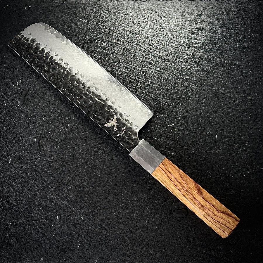 Couteau Nakiri japonais, lame en acier AUS-10, manche en bois d'olivier, posé sur ardoise