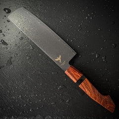 Couteau Nakiri japonais, lame en acier damassé 10Cr15CoMoV, manche en bois de santal, posé sur ardoise