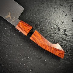 Manche en bois de santal du couteau nakiri japonais, détail de la mitre