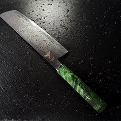 Couteau Nakiri japonais, lame en acier damassé 10Cr15CoMoV, manche en bois solidifié vert, posé sur ardoise