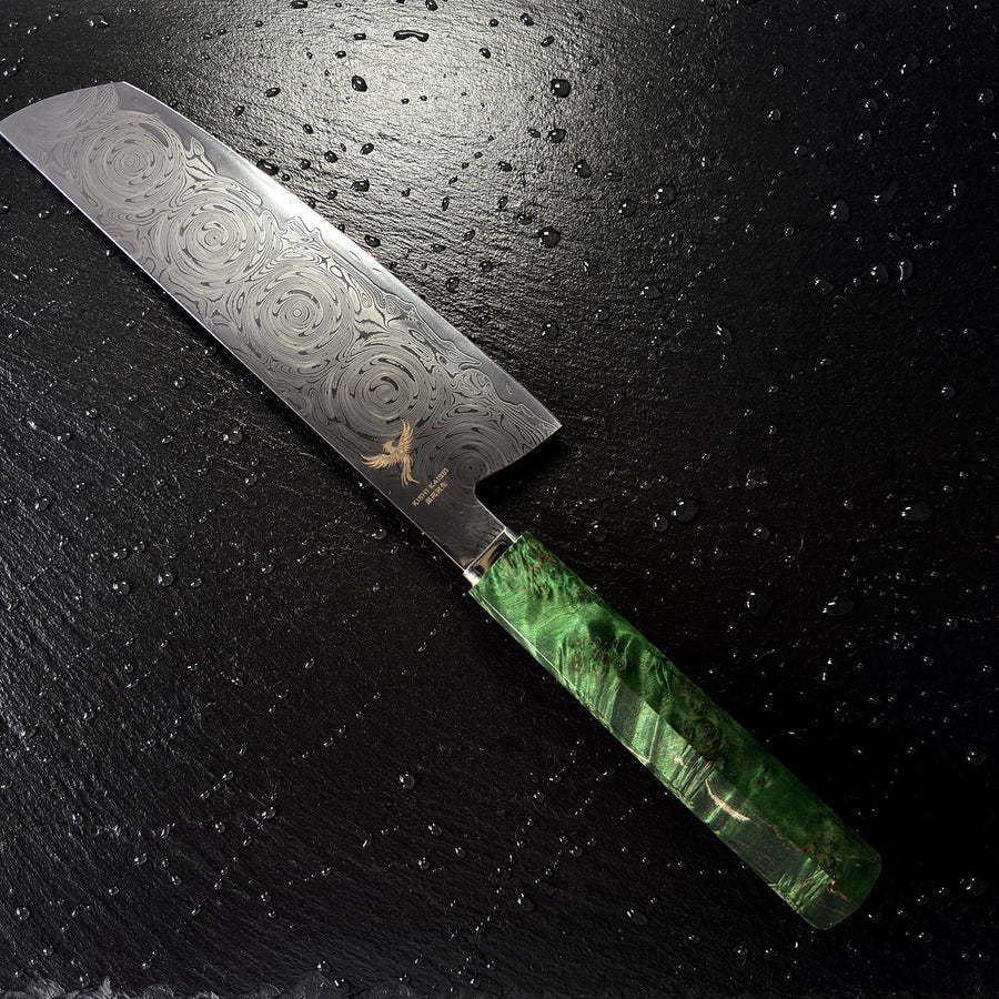 Couteau Nakiri japonais, lame en acier damassé 10Cr15CoMoV, manche en bois solidifié vert, posé sur ardoise