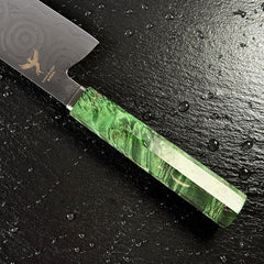 Manche en bois solidifié vert du couteau nakiri japonais, détail de la mitre
