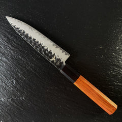Couteau Petty japonais, lame en acier AUS-10, manche en bois Mkuruti, posé sur ardoise
