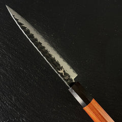Fil de la lame du couteau petty japonais en acier AUS-10, vue rasante