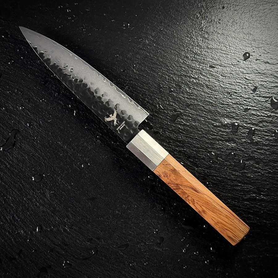 Couteau Petty japonais, lame en acier AUS-10, manche en bois d'olivier, posé sur ardoise