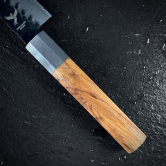 Manche en bois d'olivier du couteau petty japonais, détail de la mitre