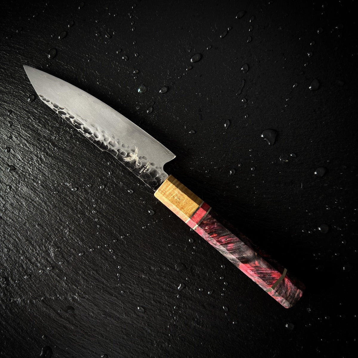 Couteau Petty japonais, lame en acier AUS-10, manche en bois solidifié, posé sur ardoise