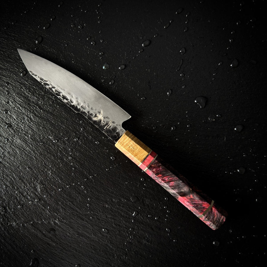 Couteau Petty japonais, lame en acier AUS-10, manche en bois solidifié, posé sur ardoise