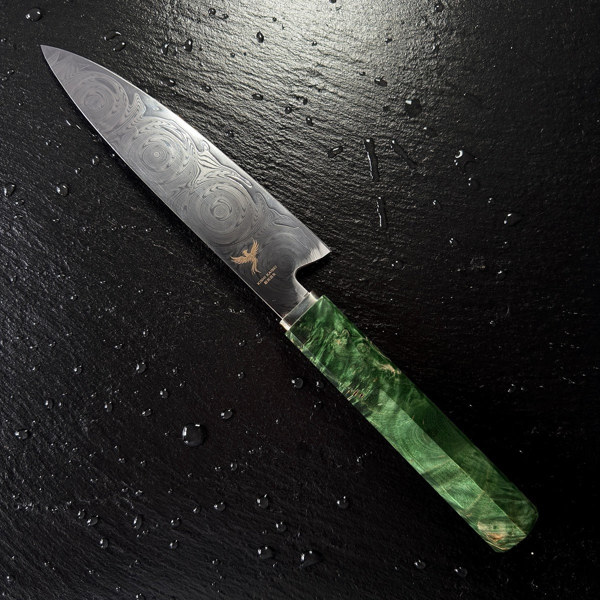 Couteau Petty japonais, lame en acier damassé 10Cr15CoMoV, manche en bois solidifié vert, posé sur ardoise